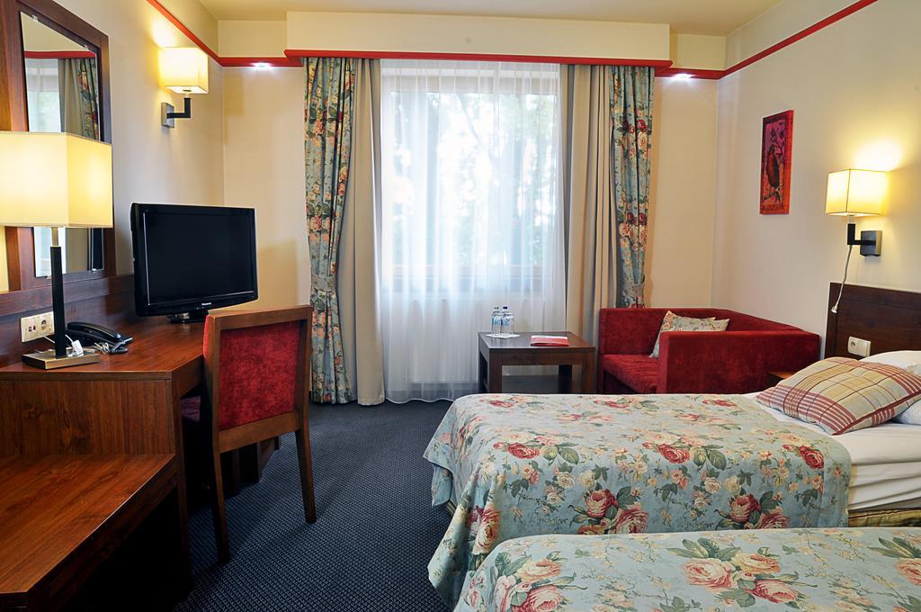 Hotel Ahotel 2*